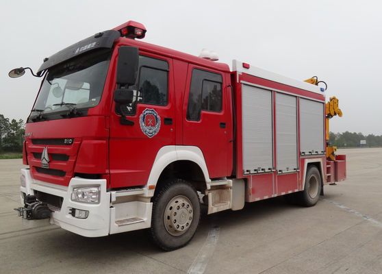 SINOTRUK HOWO Heavy Emergency Rescue Fire Truck 4x2 With 5 Ton Crane
