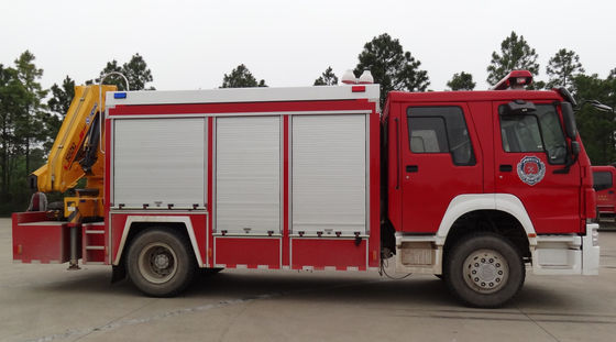 SINOTRUK Light Duty Rescue Truck ,  4x2 Modern Fire Engine With 5 Ton Crane
